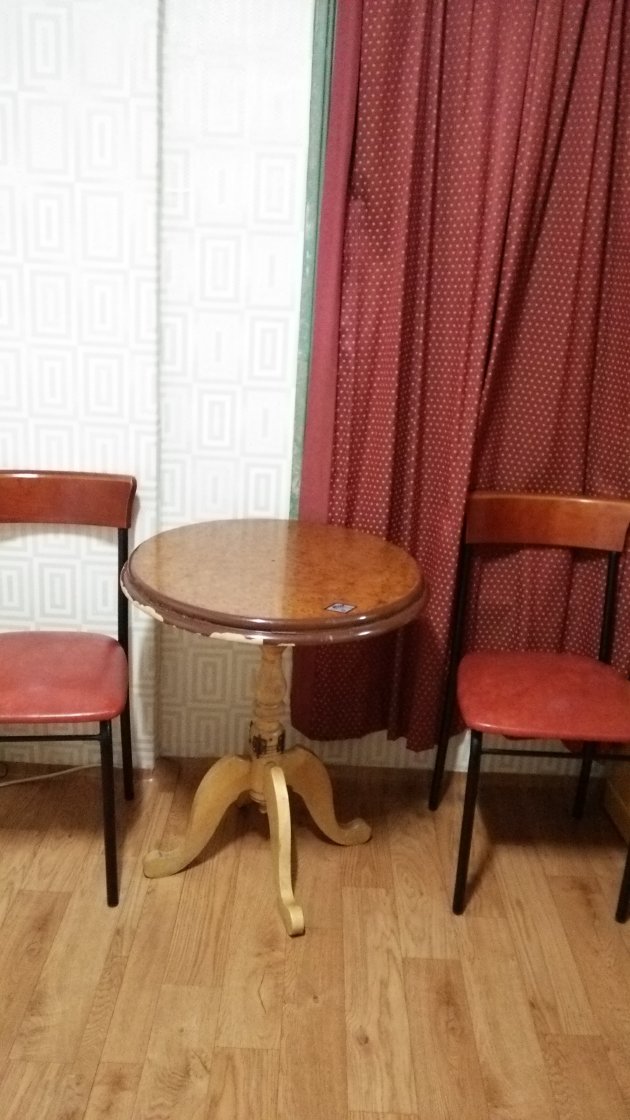 405号室のテーブルと椅子